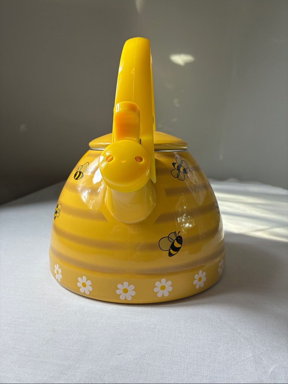 π Bee Happy Whistling Tea Kettle Yellow Daisy Cottagecore Farmhouse Decor 10β - Picture 3 of 10
